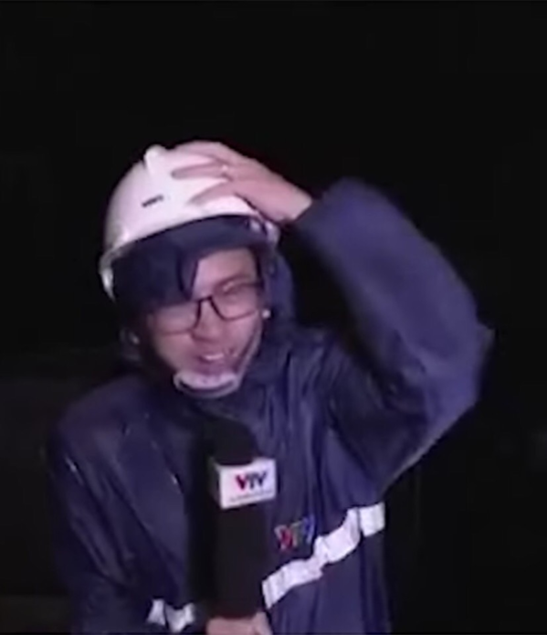Xúc động hình ảnh “dấn thân” đưa tin của Phóng viên VTV: Bị gió quật nghiêng ngả khi tác nghiệp tại hiện trường bão Noru - Ảnh 2